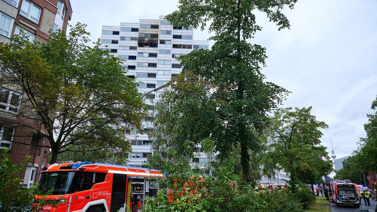 Dva lidé se v Berlíně zřítili z 11. patra ve snaze uniknout plamenům